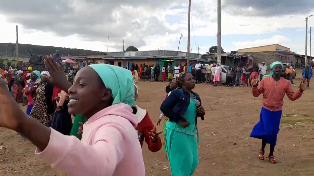 performing live at naswet  centre jinii  by mercy salim