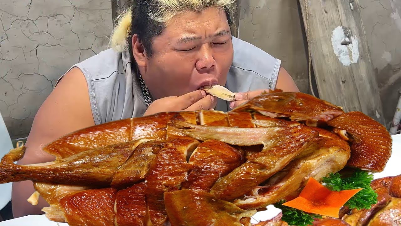 猴哥自制熏鸡太绝了！买 10 只鸡柴火慢熏，外皮酥脆肉质紧实，一人一只啃着超美味！【胖猴仔】