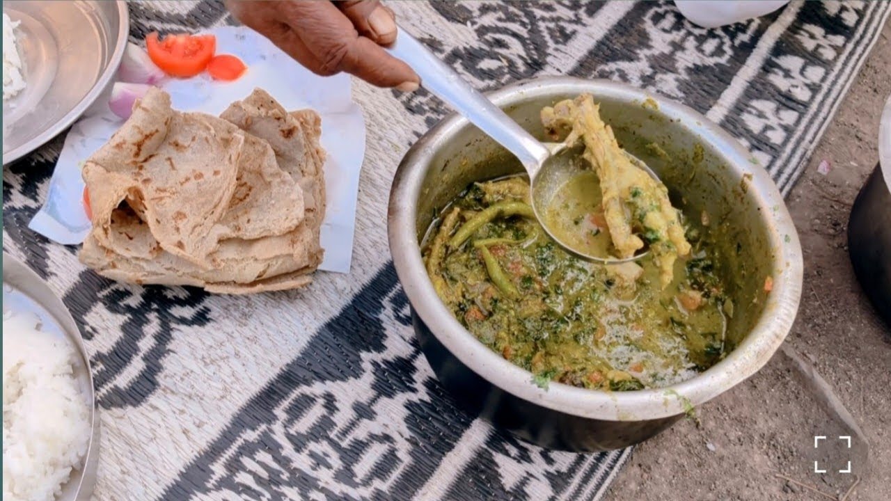 एक आगळी वेगळी रेसिपी कोंबडी पाय हिरव्या मिरची मधले झटकेदार कालवन 