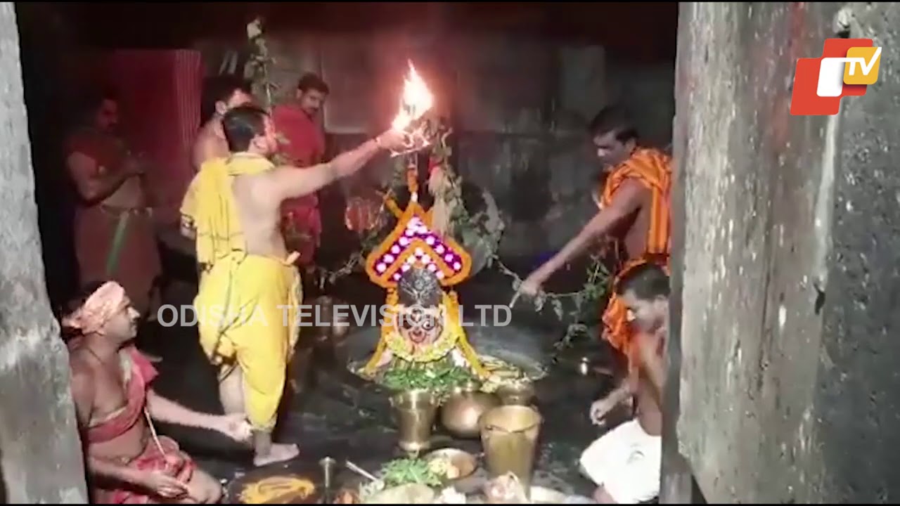 Divine Arati At Baba Akhandalamani Temple, Aradi
