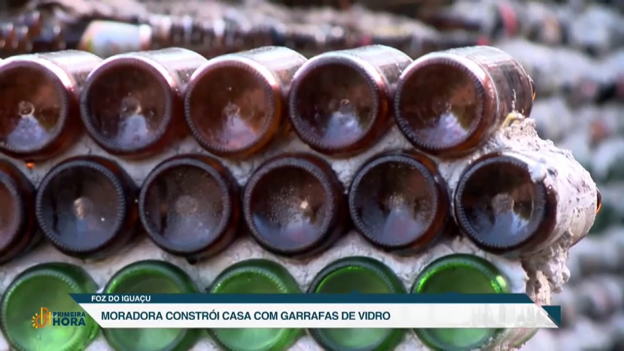 Moradora constrói casa com garrafas de vidro