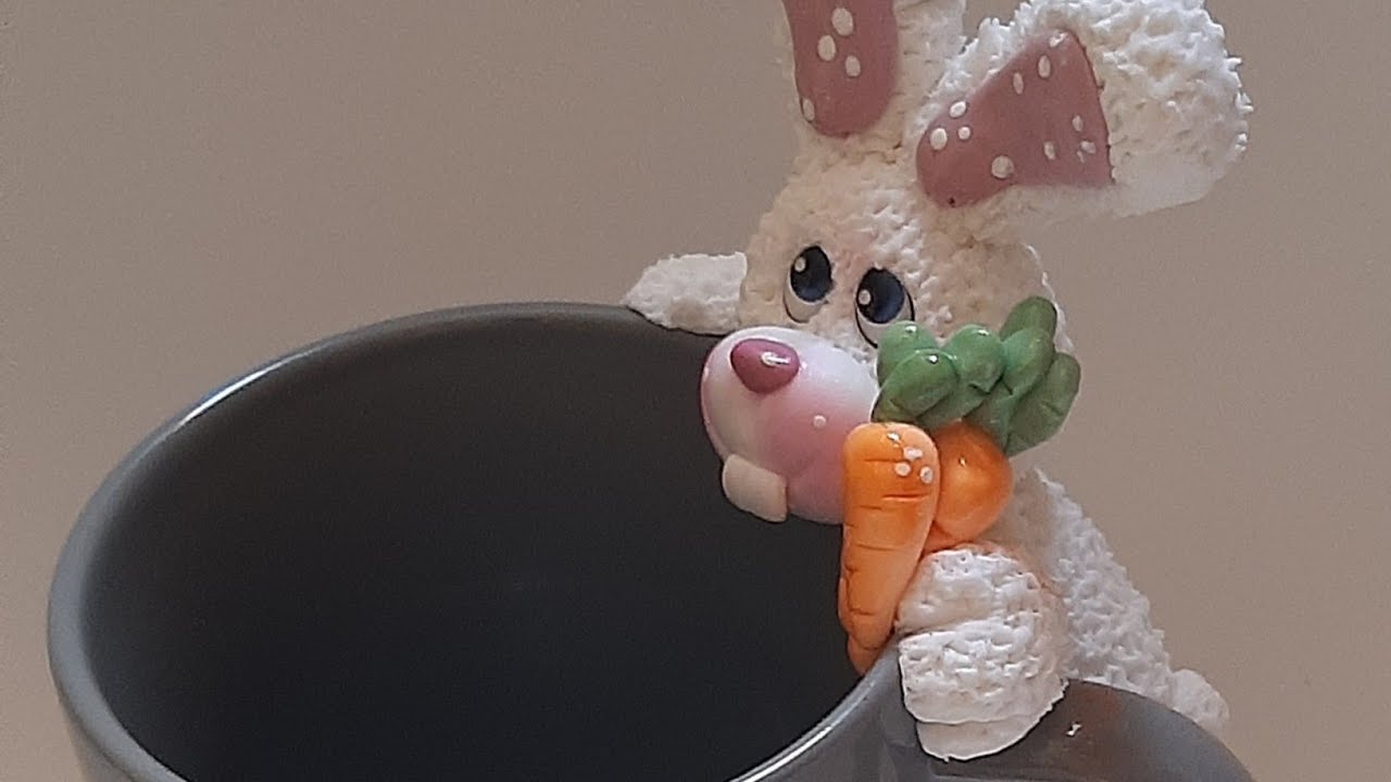 Conejo en porcelana fria 🐰🥕 para aplicar en una taza .