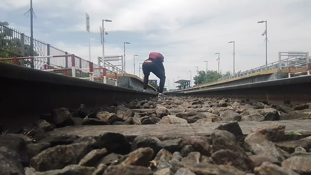 G22 GM MF 704 llegando a Ingeniero Castello rumbo a Sáenz desde abajo.