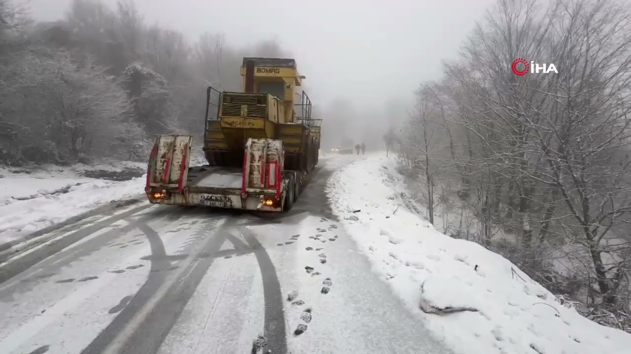 BARTIN’DA KARDA KAYAN TIR YOLUN KAPANMASINA SEBEP OLDU!
