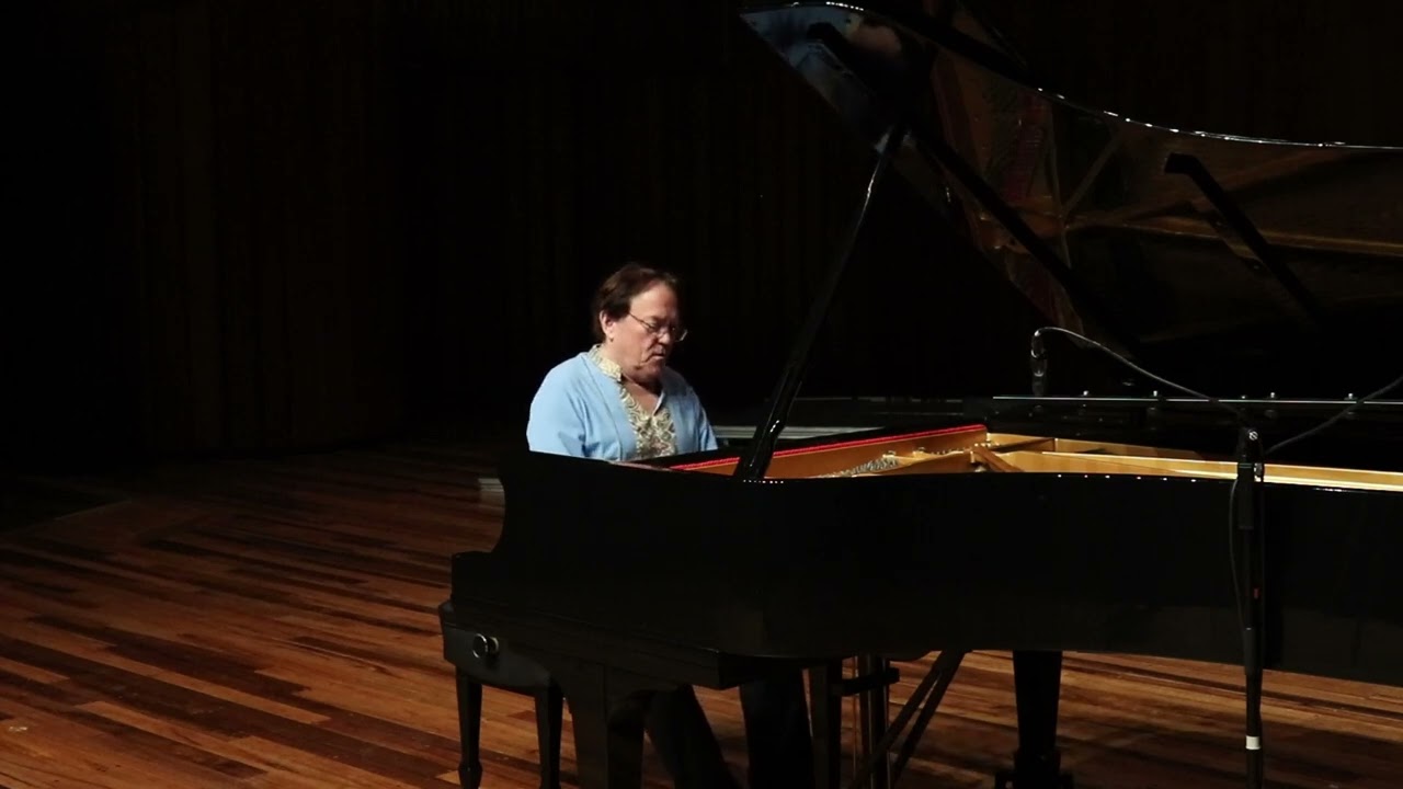 Mac McClure performs La maja y el ruiseñor (The Maiden and the nightingale) by Enrique Granados