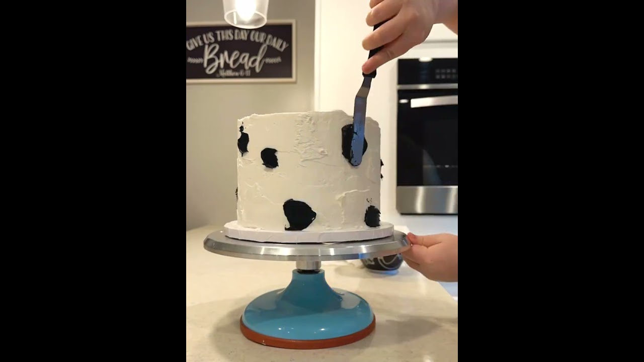 Black and gold textured buttercream cake  tutorial 🤍 from stat to finish!