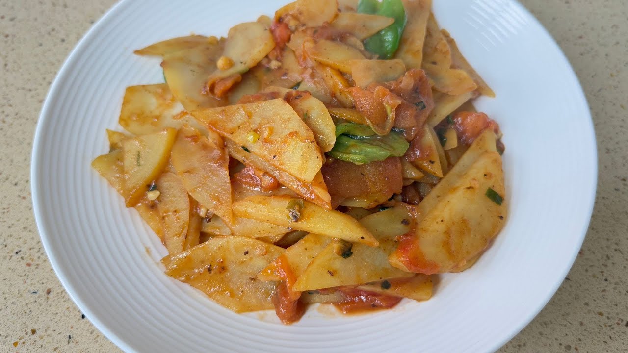 Жареный картофель с помидорами | Пикантный, острый и лучше, чем мясо