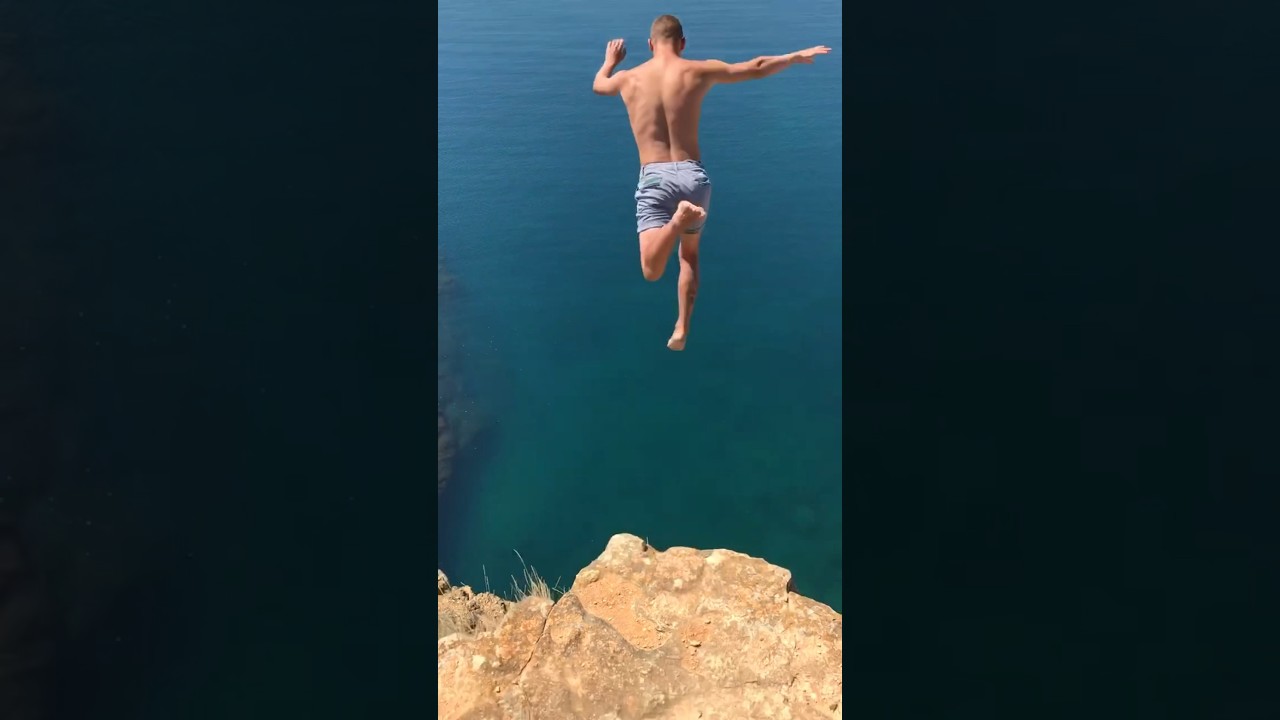 Паша прыгнул с 50 метров на Автобате и выжил #cliffdiving
