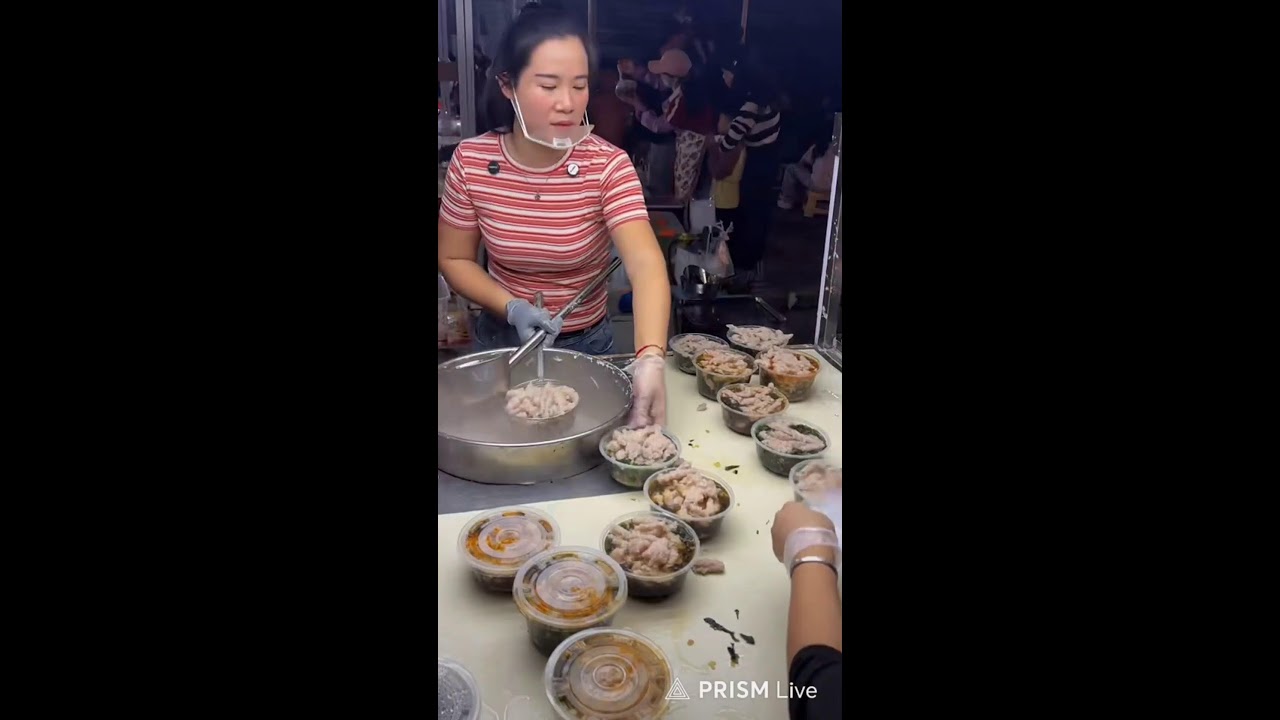 Chinese Woman expert in cooking.