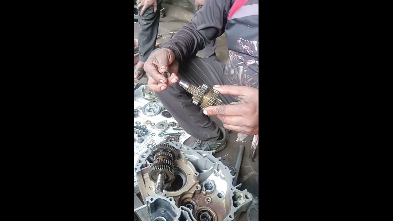 Aaj Shivam Auto parts per ek aur Sain Bike aai engine work ke liye  