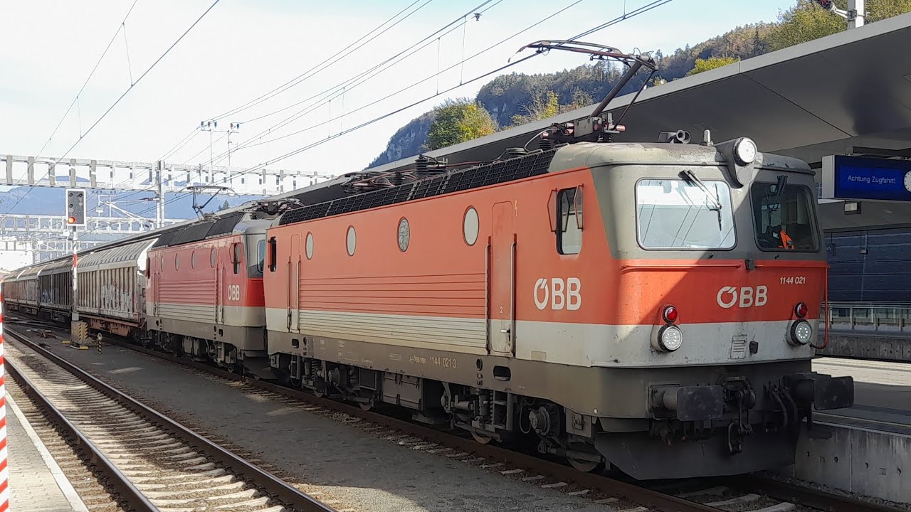 &Ouml;BB RJX nach Flughafen Wien und Schwerer G&uuml;terzug bei der Ausfahrt in Feldkirch.