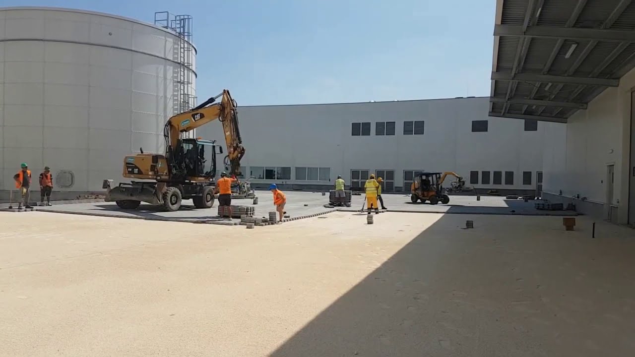 Gépi térkőrakás - Probst vm-301 térkőrakó géppel és HVZ-ECO lerakófejjel - Cat 316 kotró géppel
