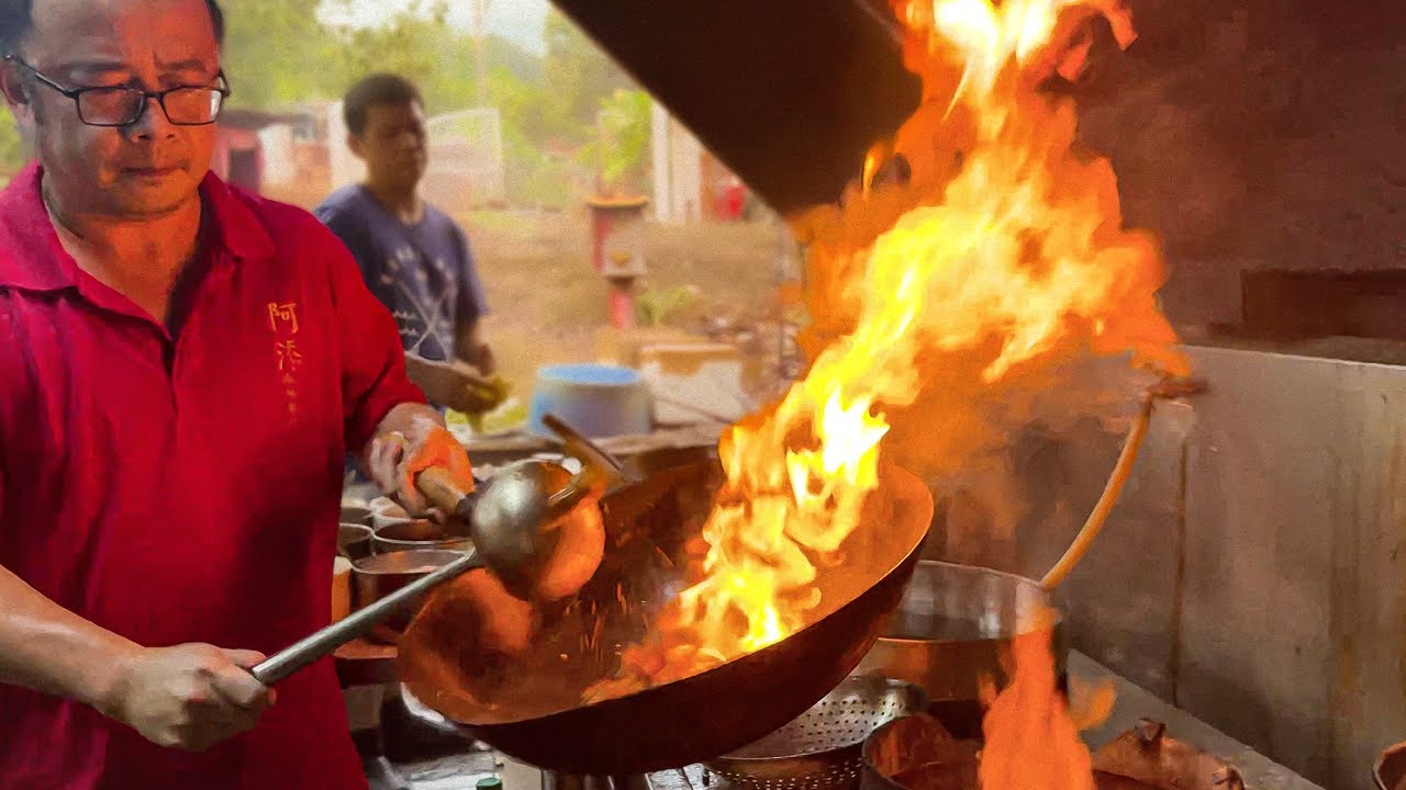 Chinese Restaurant Master Chef Cooking Yumptious Dishes - Restaurant Ah Thiam In Port Dickson