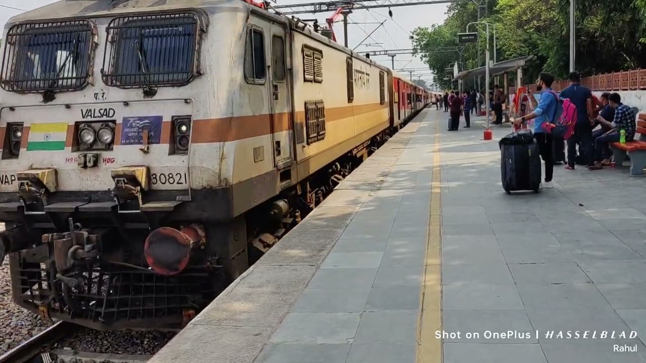 Okha Sarai Rohilla Special Express meets Chandigarh Bandra Express at Delhi Cantt Railway station.
