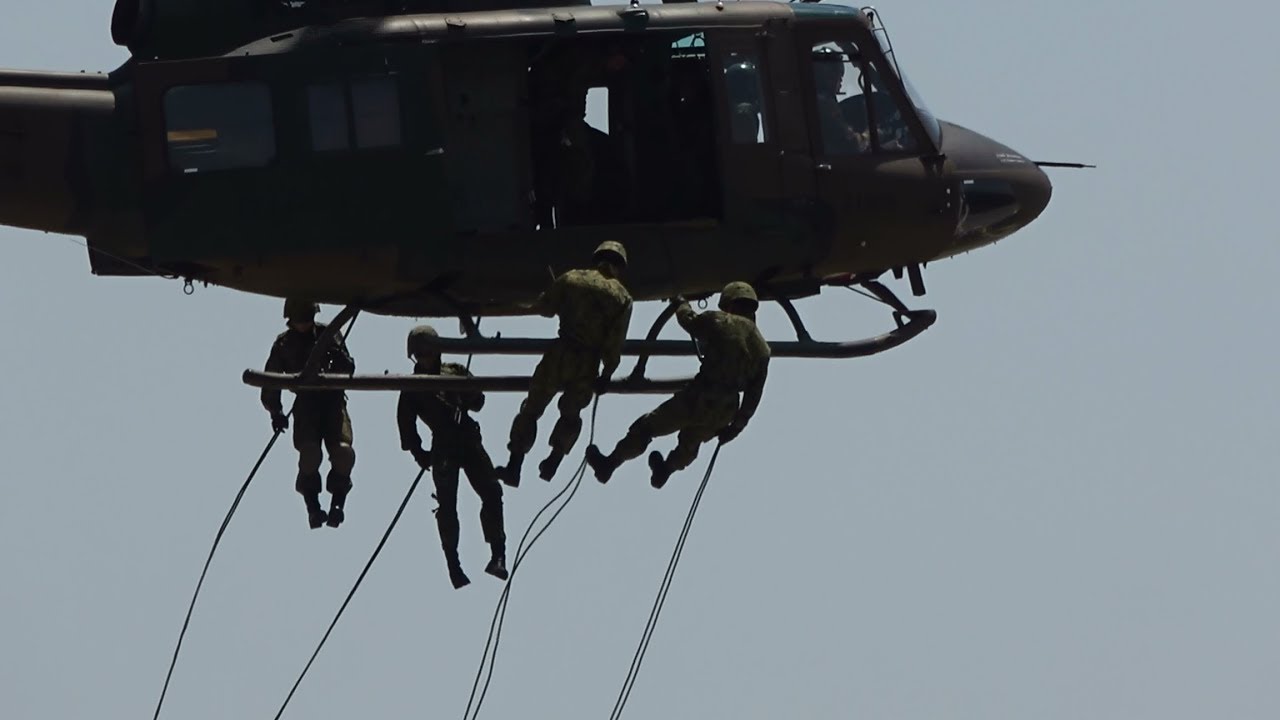 日米親善参加!! 陸上自衛隊レンジャー隊員によるラぺリング降下 岩国フレンドシップデー2018