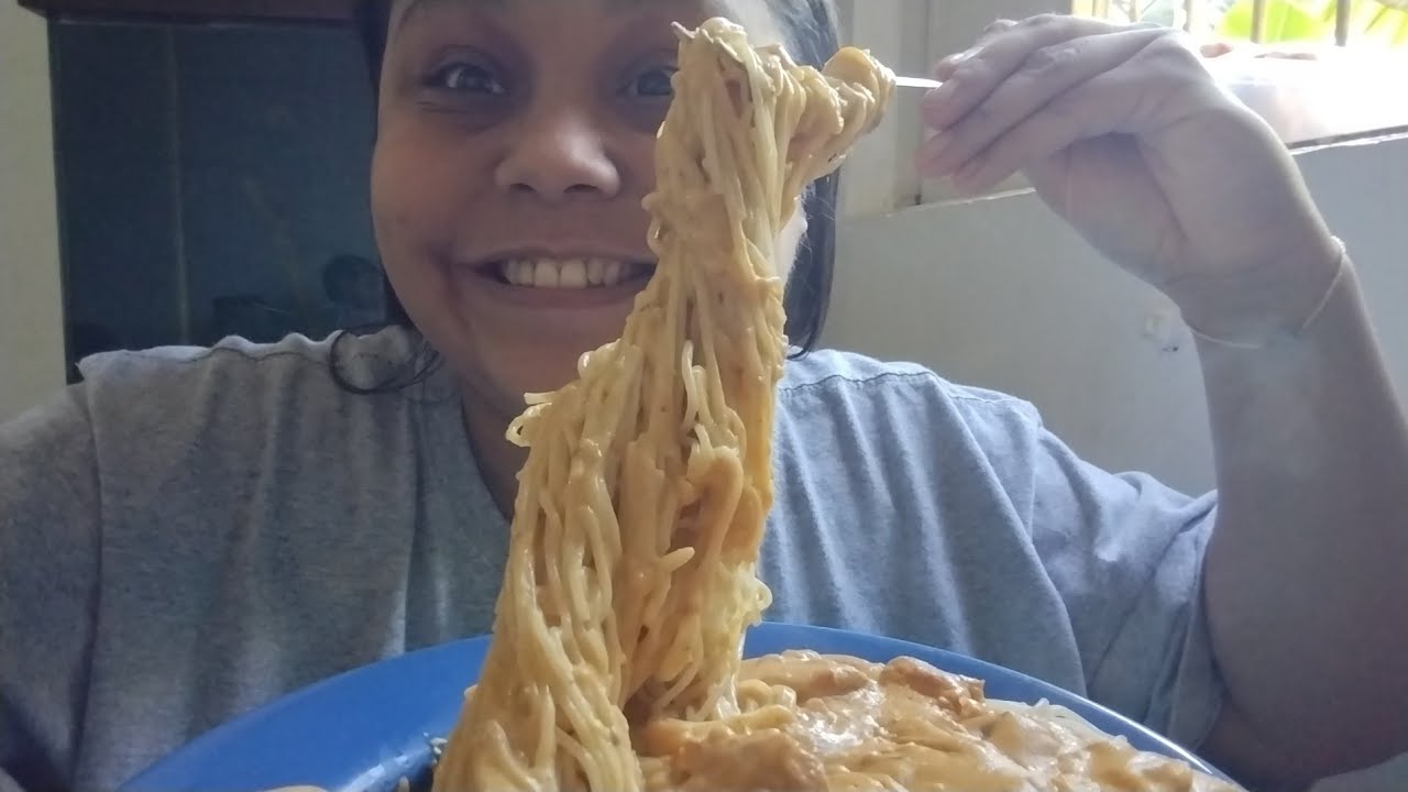 REAL MUKBANG BRASIL/COMENDO MACARRÃO 🍝 COM MOLHO DE LINGUIÇA 🙏 VOLTEI
