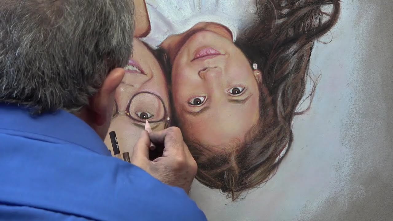 Madre y niña en pastel