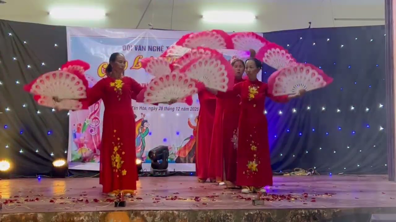 Múa: Quê hương nghĩa mẹ tình cha.