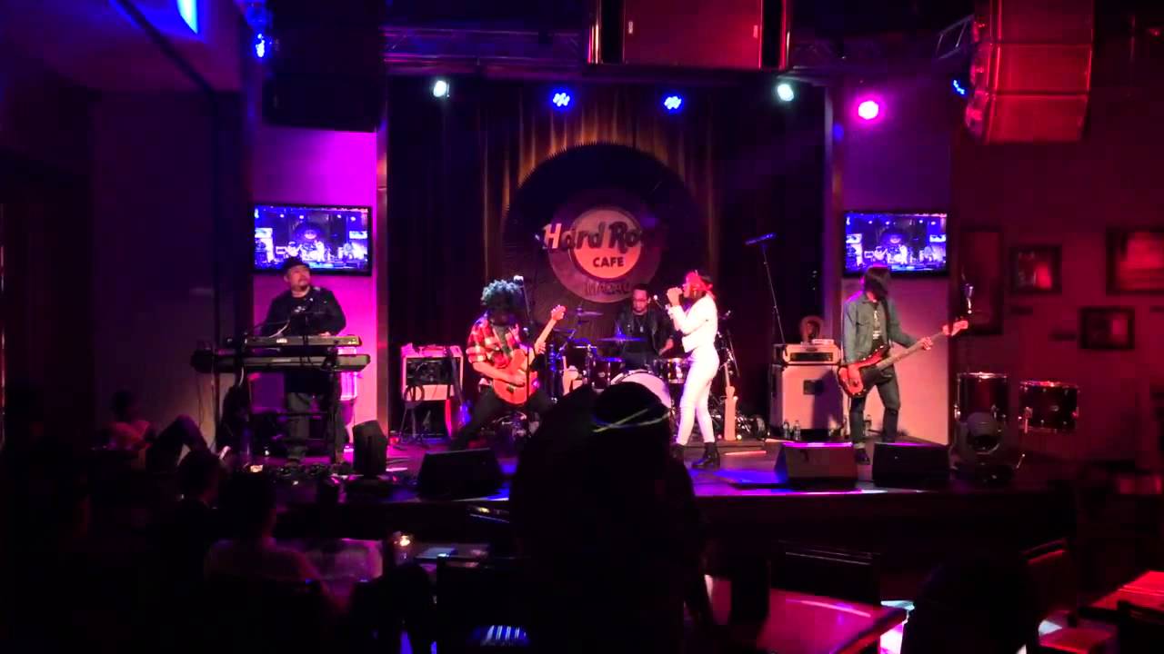 BUGSHOW @ HARD ROCK CAFE  MACAU - PARADISE CITY (Gun's & Roses Cover)
