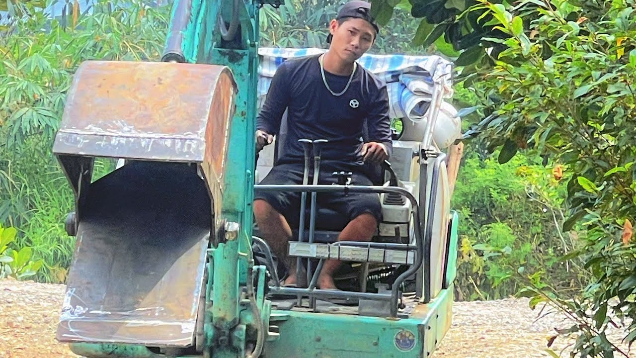 Xe cuốc mini ,phà nhỏ ngang 2mét kéo vô mươn mít nâng đê gia cố bờ đê khu vực miền tây long an