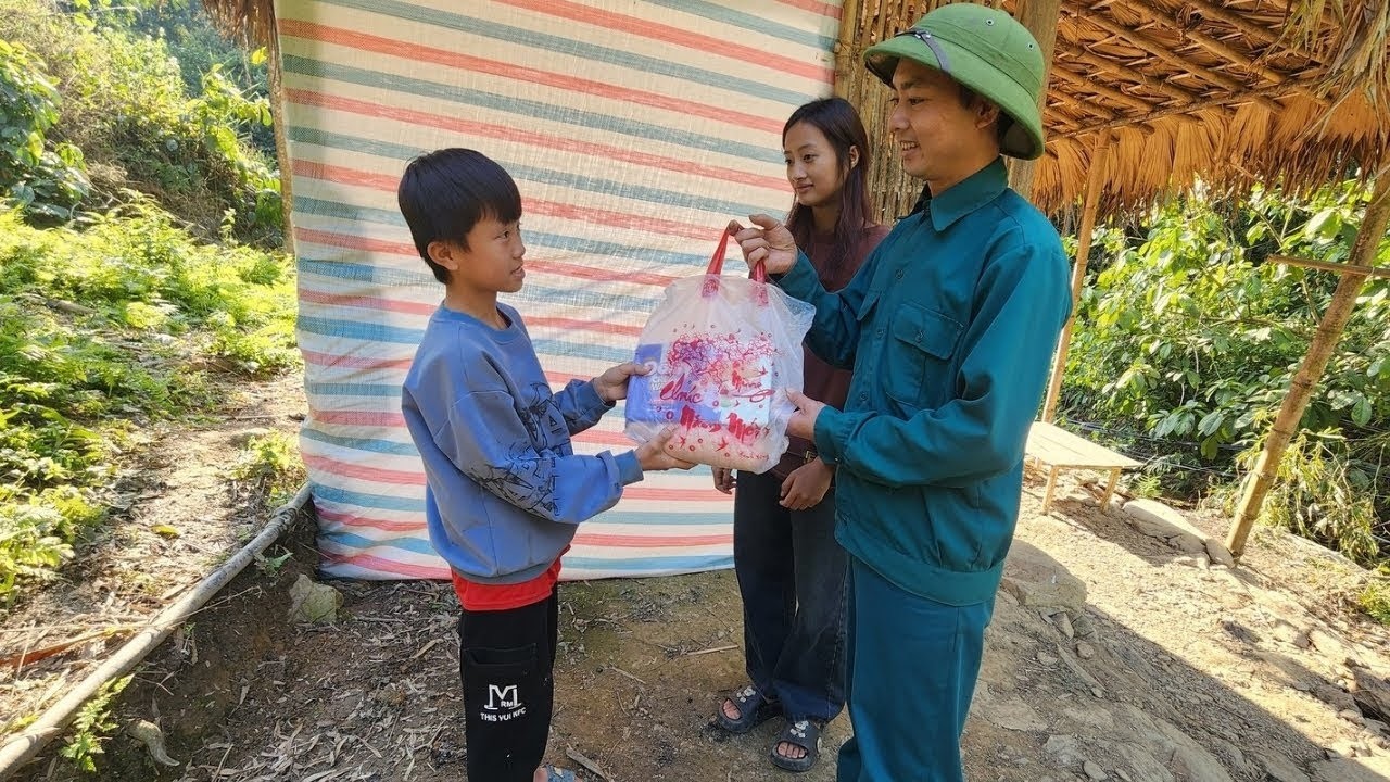 Highland boy receives police visit - Using bamboo to make traps to catch stream fish for sale.