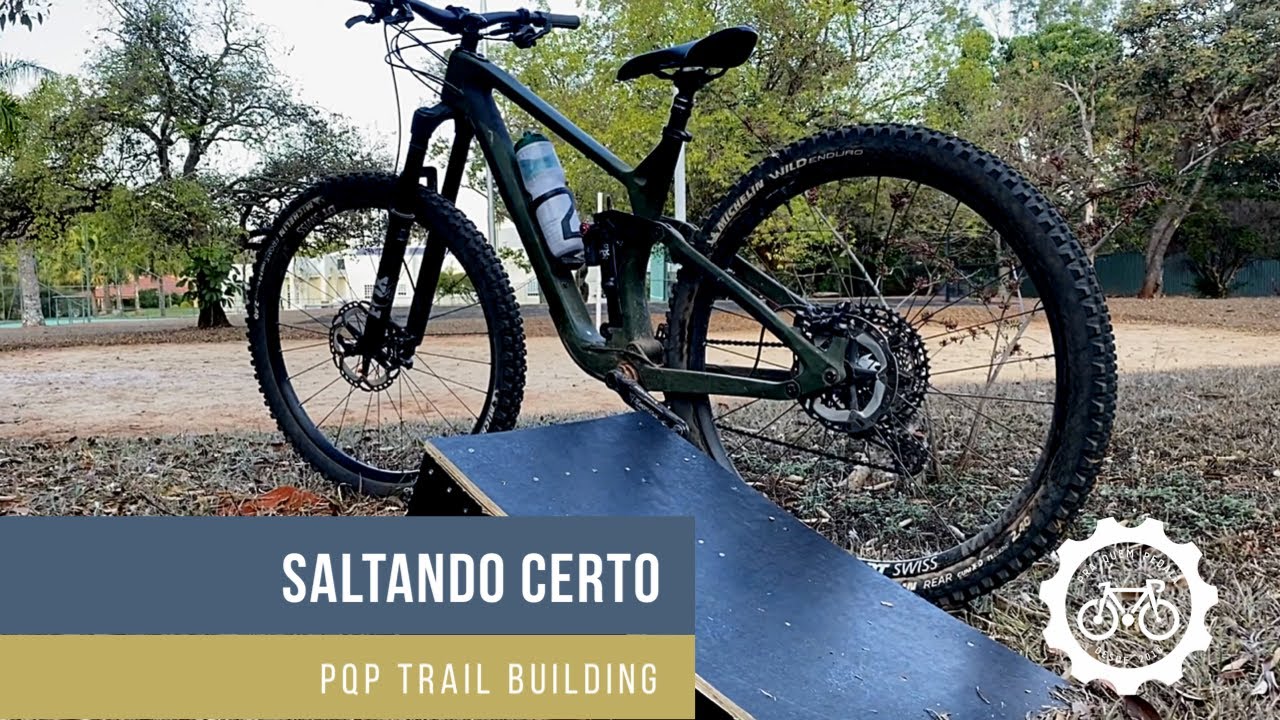 Isso te ensina a saltar de MTB corretamente (Como construir Mini-Rampa para MTB)