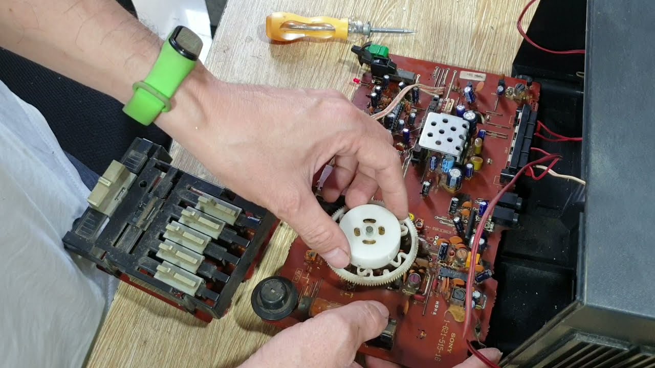 P2-Repairing Sony cfs 1000s cassette player and fixing broken radio