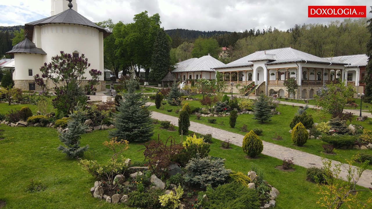 Pași de pelerin prin „Grădina Maicii Domnului” de la Mănăstirea Văratec