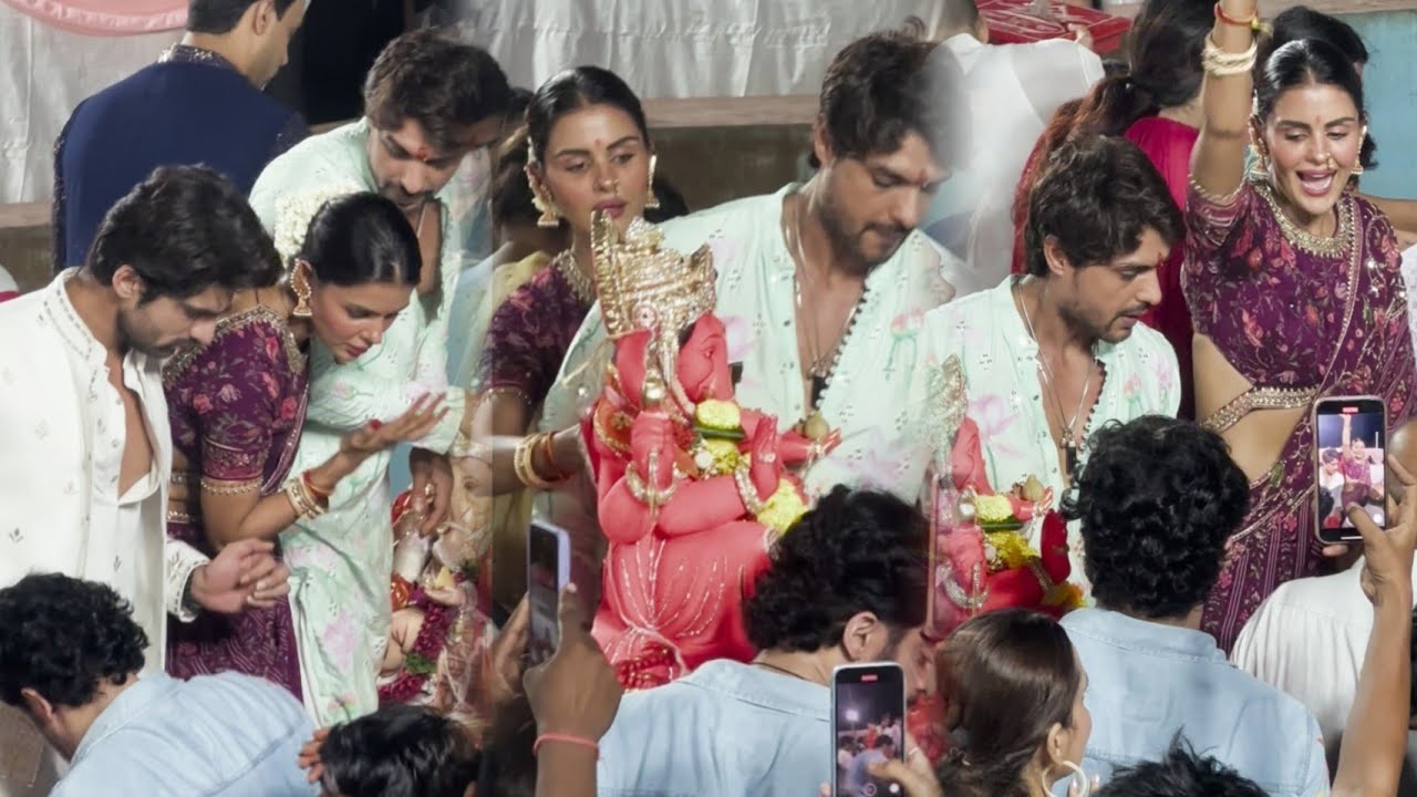 Priyanka Chahar Chaudhary Performing Aarti To Lord Ganesha With Bf Ankit During Ganpati Visarjan
