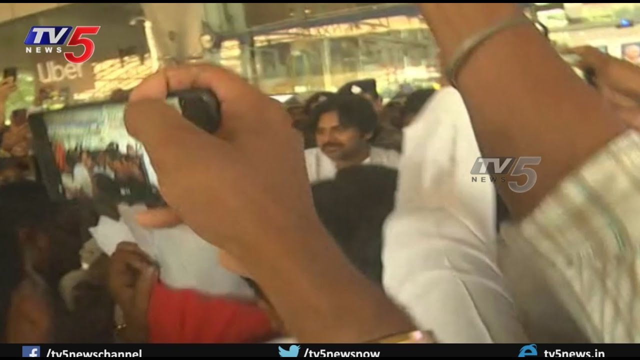 Pawan Kalyan Grand Entry in Vizag Airport | విశాఖ చేరుకున్న పవన్ కళ్యాణ్ | TV5 News Digital