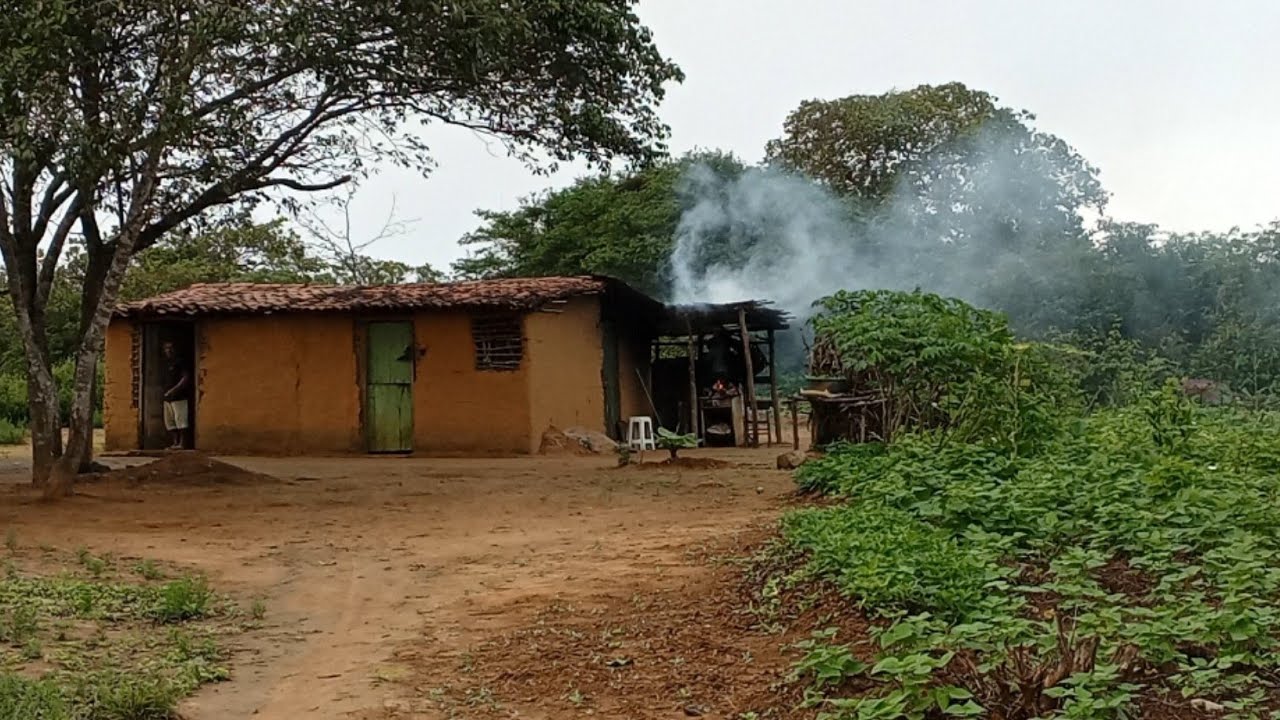 NA CASA DE BARRO QUE ELE MESMO FEZ, O SENHOR 