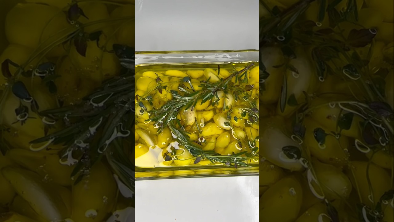 Чесночный конфи, приготовленный на основе чесночной пасты и настоянного на масле масла 