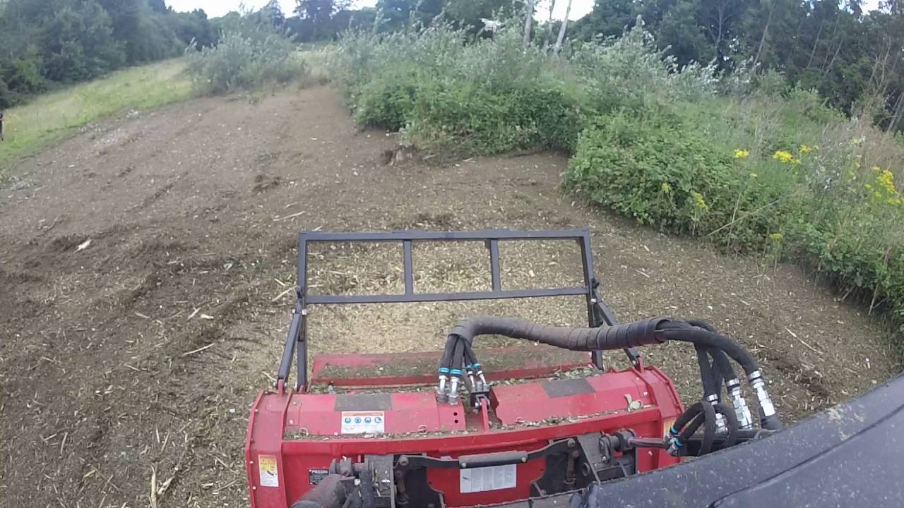 Fecon FTX128L: Mulching stumps and scrub.