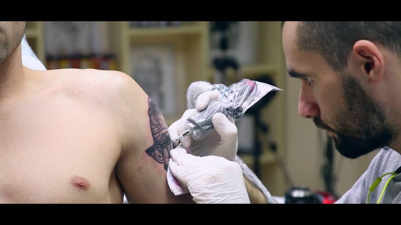 The sunglasses portrait tattoo · Татуировка портрета с солнцезащитными очками