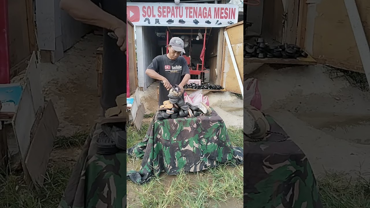 Sedang menggantikan telapak sepatu di pasar SP 6 Agung Jaya Mukomuko