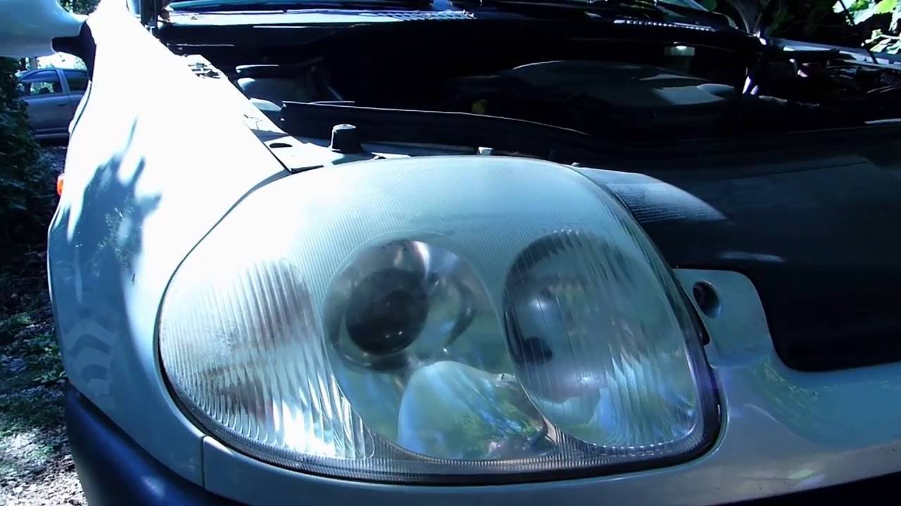 Rénovation à la main de phares de Clio 2 phase 1