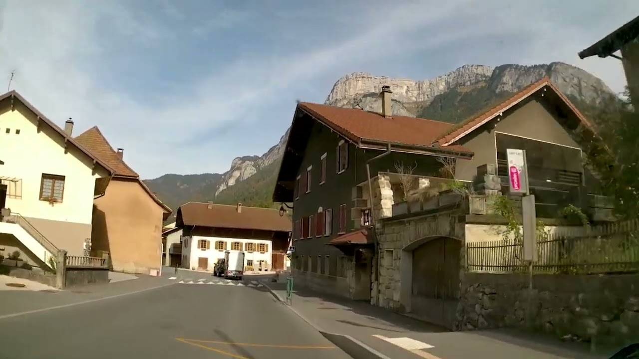 Route de montagne reliant Entremont à Petit Bornand les Glières Haute Savoie département 74.