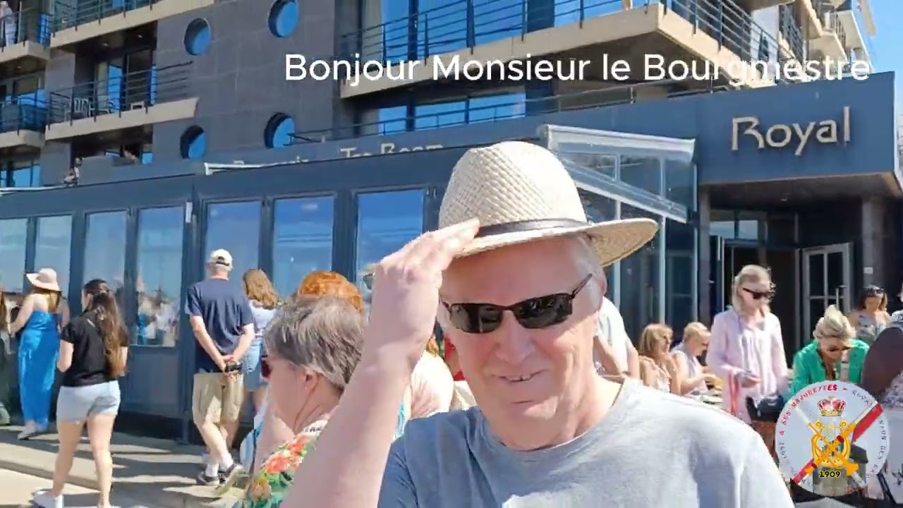 Majotettes spéciales sur la digue de Coxyde à 15h07. Fanfare de Moulbaix-Ligne.