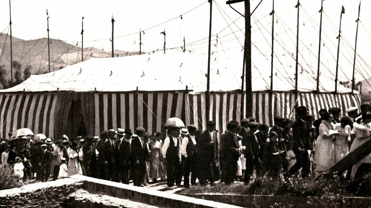 El retrovisor. 'L'envelat, espai central de les antigues festes majors'