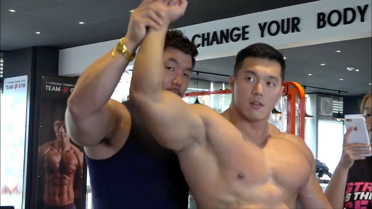 Gorgeous Bodybuilder Trains Shoulders Shirtless