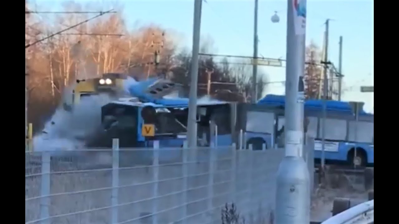 Train crashes into Bus| Wag-12 with double stack container| dual mode WDAP-5 locomotive| WDOR-21