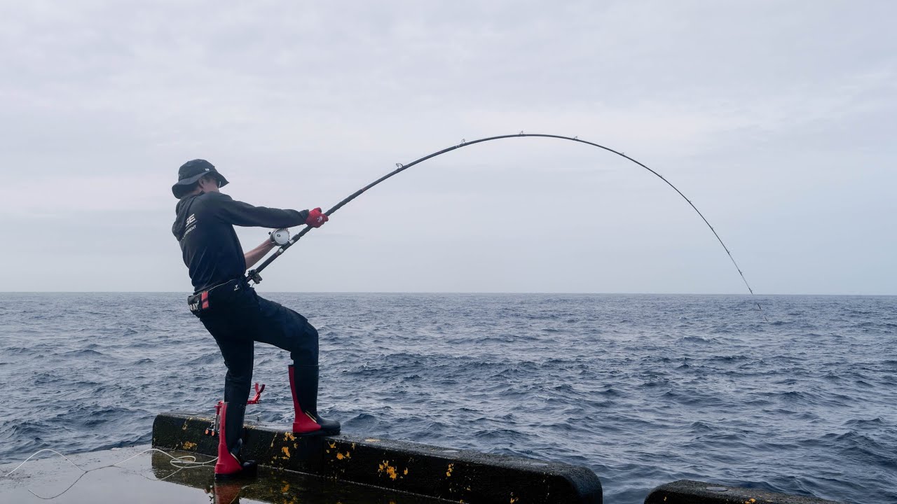 【奇跡】20kg超の大物が巣食う堤防で小魚を泳がせると…遂に弩級の化け物が掛かる【青ヶ島編 #4】