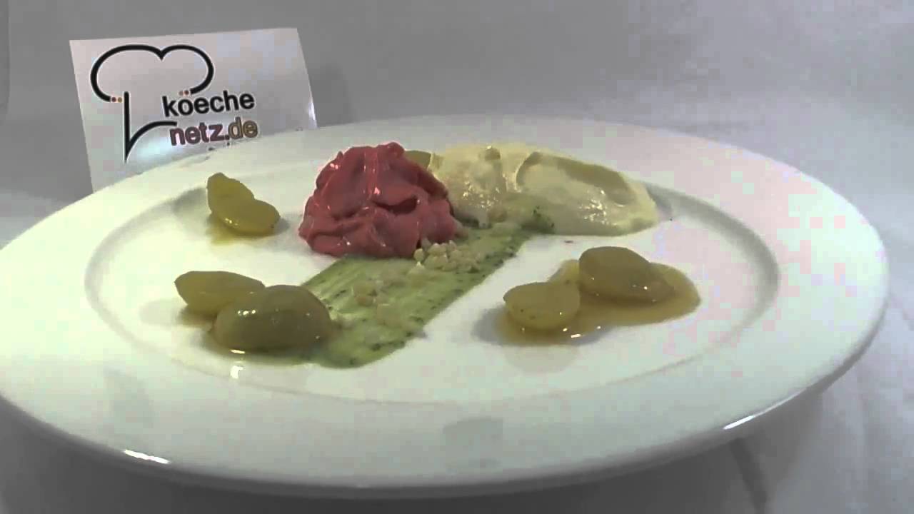 Schokoladen-sauerrahmmousse mit Himbeerschaum und glasierten Trauben