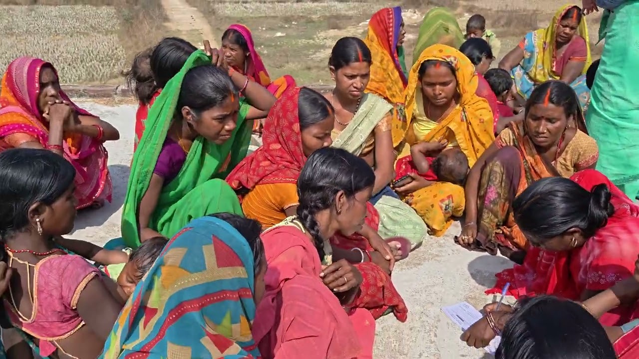 सदस्यता अभियान,महिला प्रकोष्ठ हम से०,द्वारा सदस्यता ग्रहण करवाती प्र-डुमरिया,पं-कांचर,ग्राम-मौनवार म
