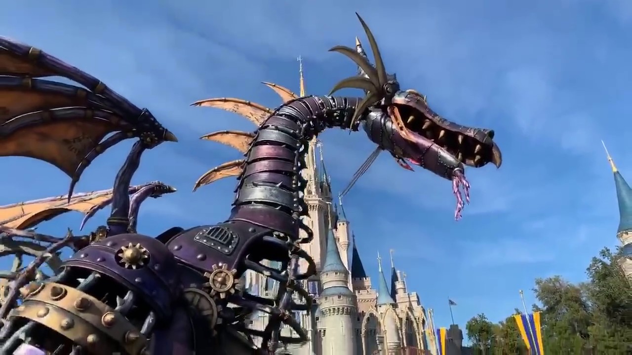Live from Magic Kingdom Festival of Fantasy Parade • Maleficent dragon returns (1/25/19)