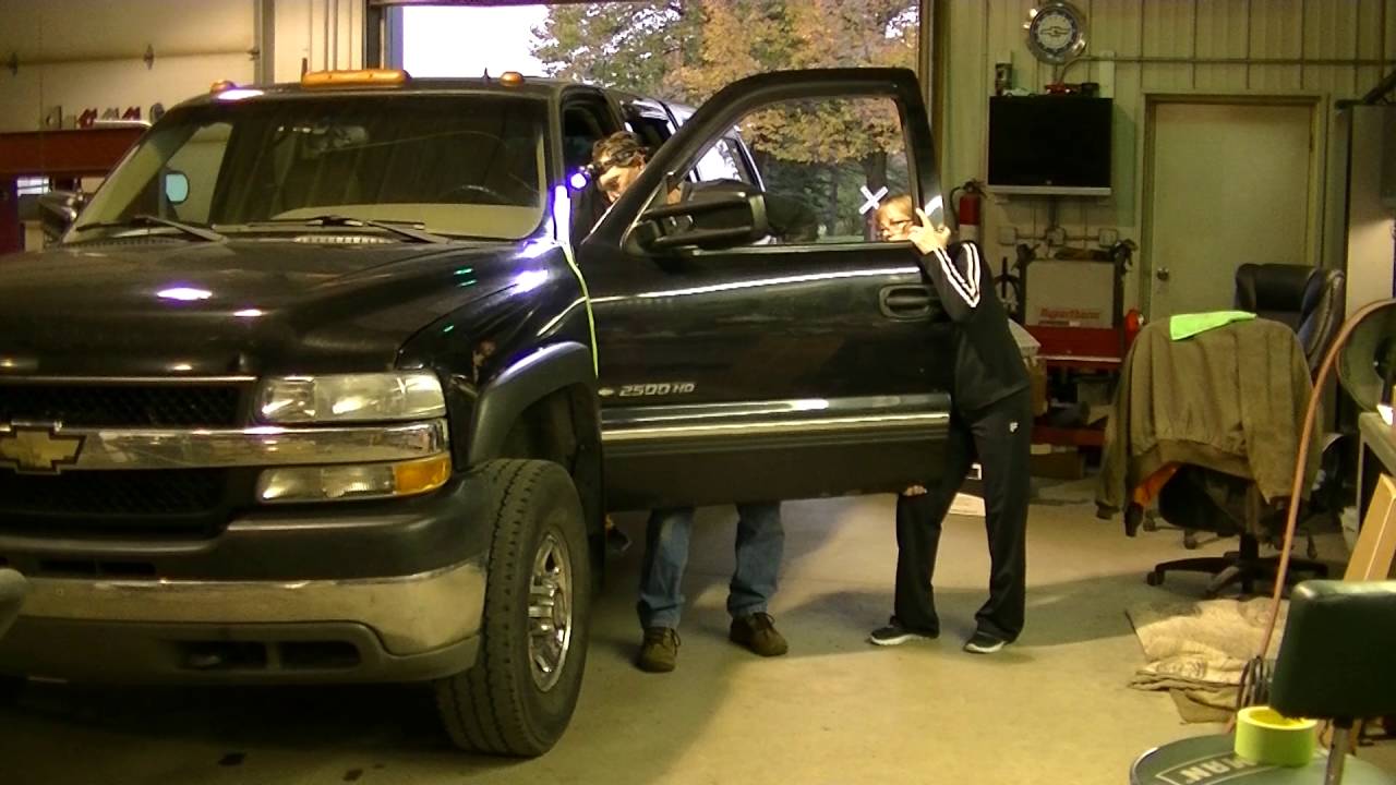 Снятие и установка дверных втулок Silverado 2500HD