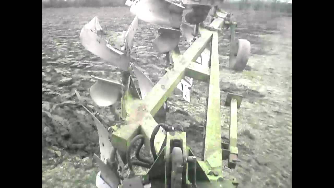 MF 2640 Ploughing