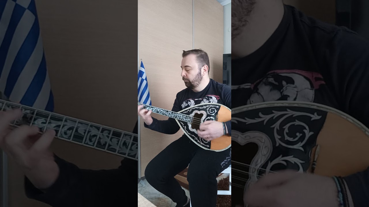 Παίζοντας το τραγούδι Αγωνία με δυο φωνές ταυτόχρονα και συνοδεύοντας το.