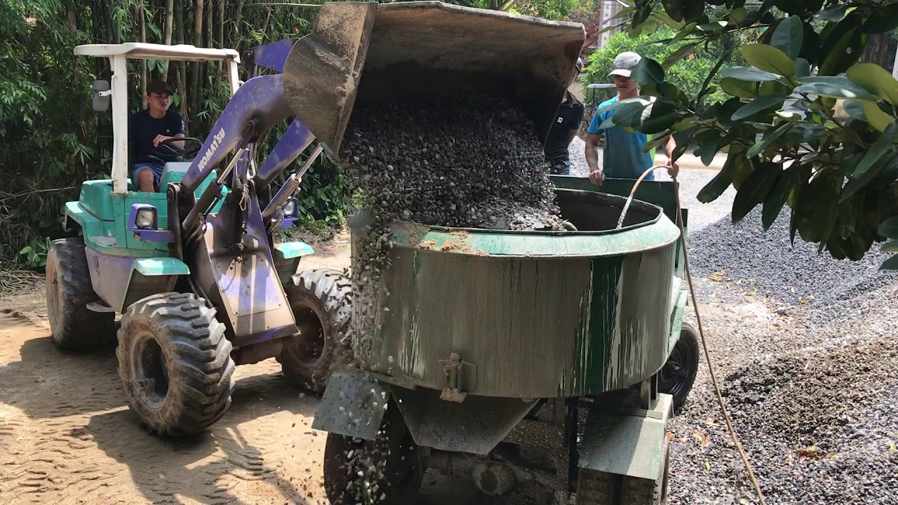Xem Máy Trộn Bê Tông Tự Hành 9 Bao 2 Cầu Làm Việc Tại Công Trường Đổ Đường Bê Tông - KPMM