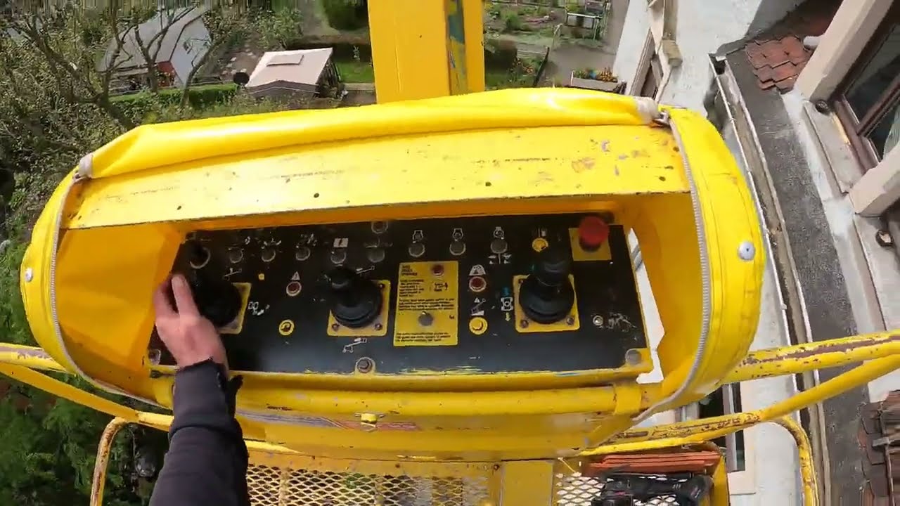 Dachreparatur in Dresden - Teleskop Arbeitsbühne selbstfahrend von Wagert